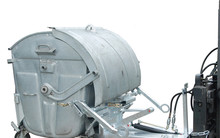 Die Hilfe beim Transportieren, Abkippen und Reinigen von Müllgroßbehältern (1.100 l mit 4 Rädern) nach DIN EN 840-3